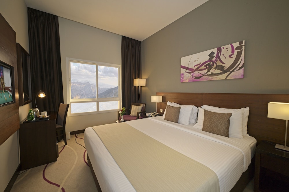 2 BEDROOMS, FAMILY SUITE, KITCHEN