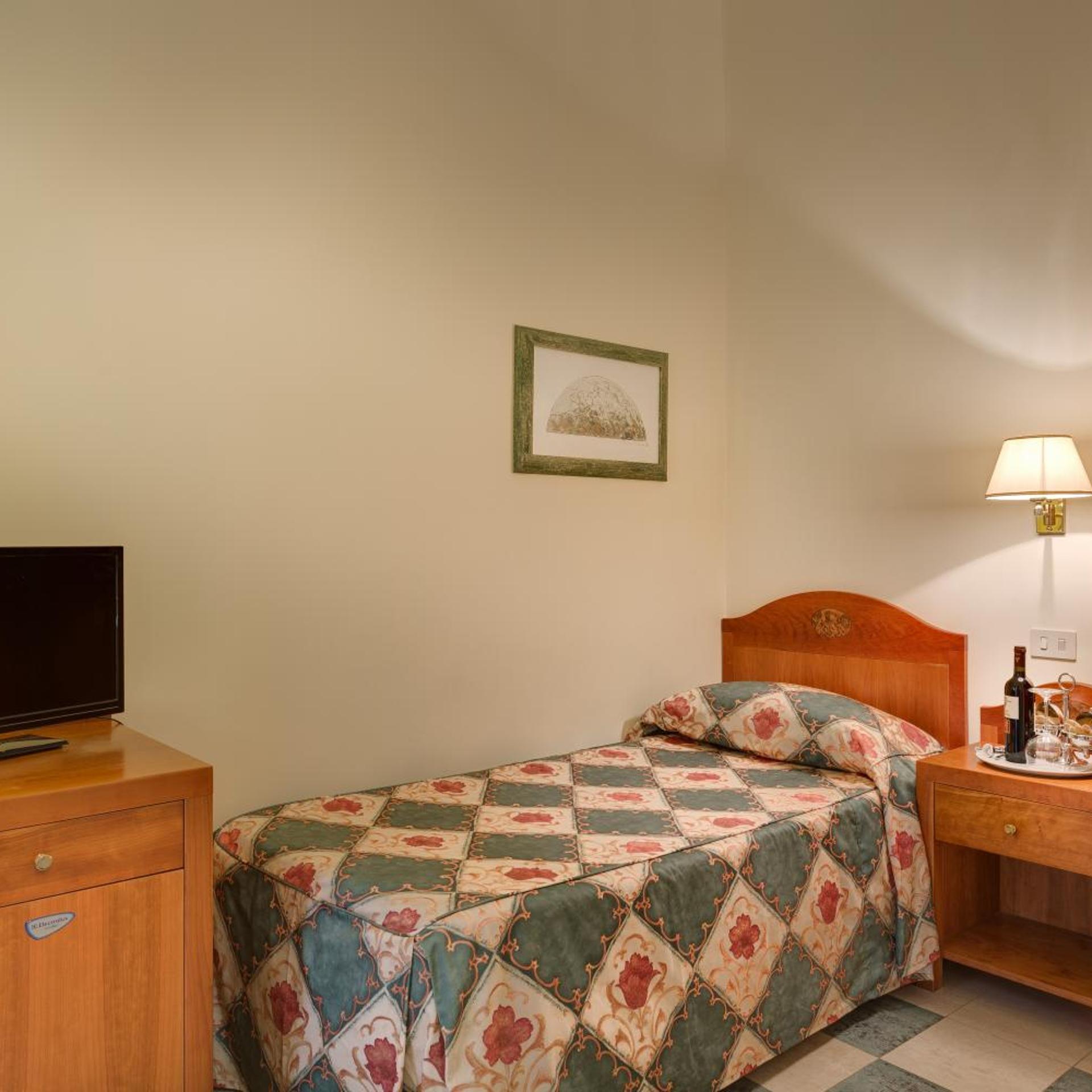 ROOM, SINGLE