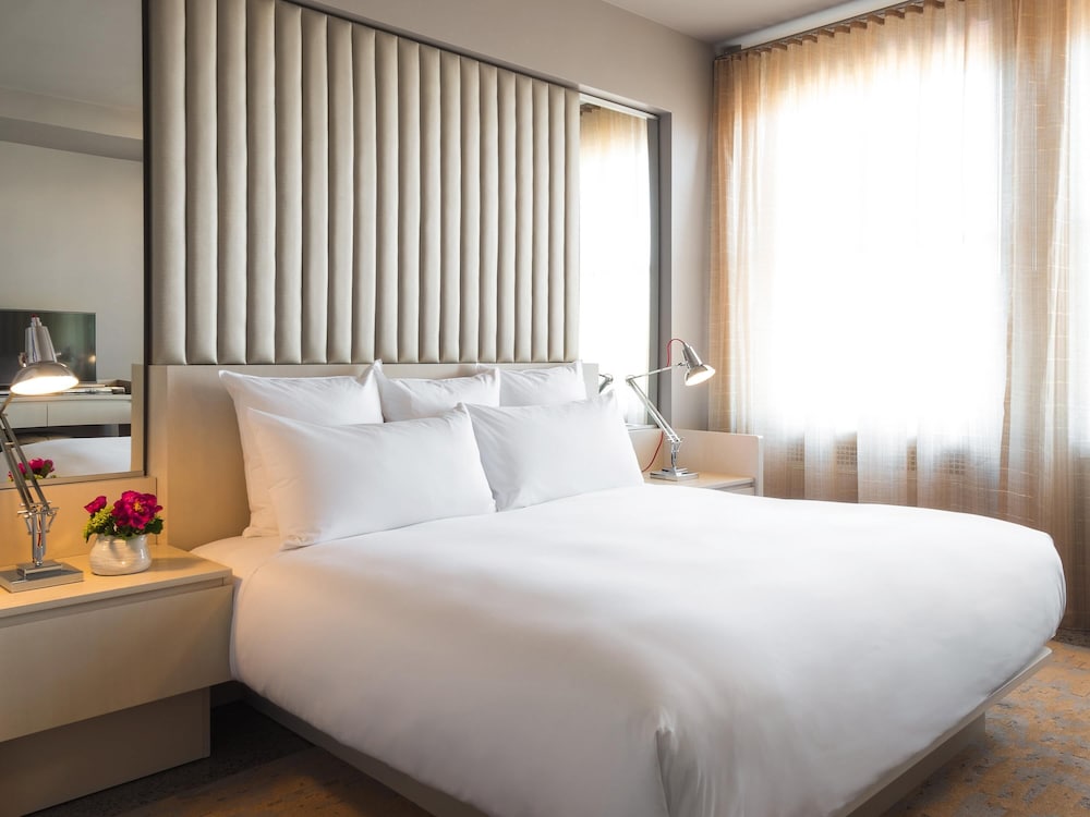 LUXURY, KING BED