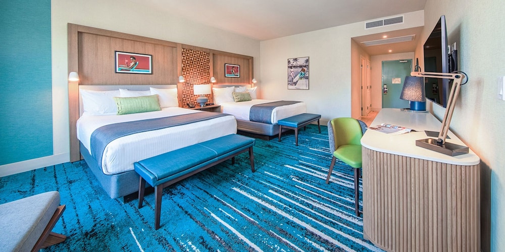 Dive In, 2 Queen Beds, Pool View