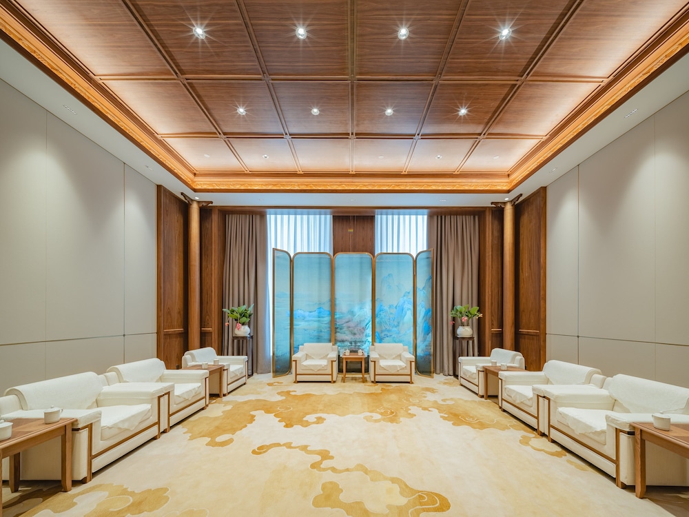 HOLIDAY INN ZHENGZHOU 35/69