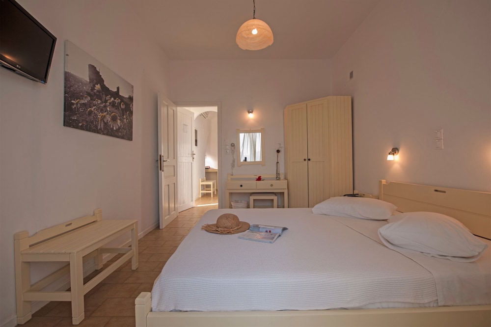 Akrotiri Hotel 34/68