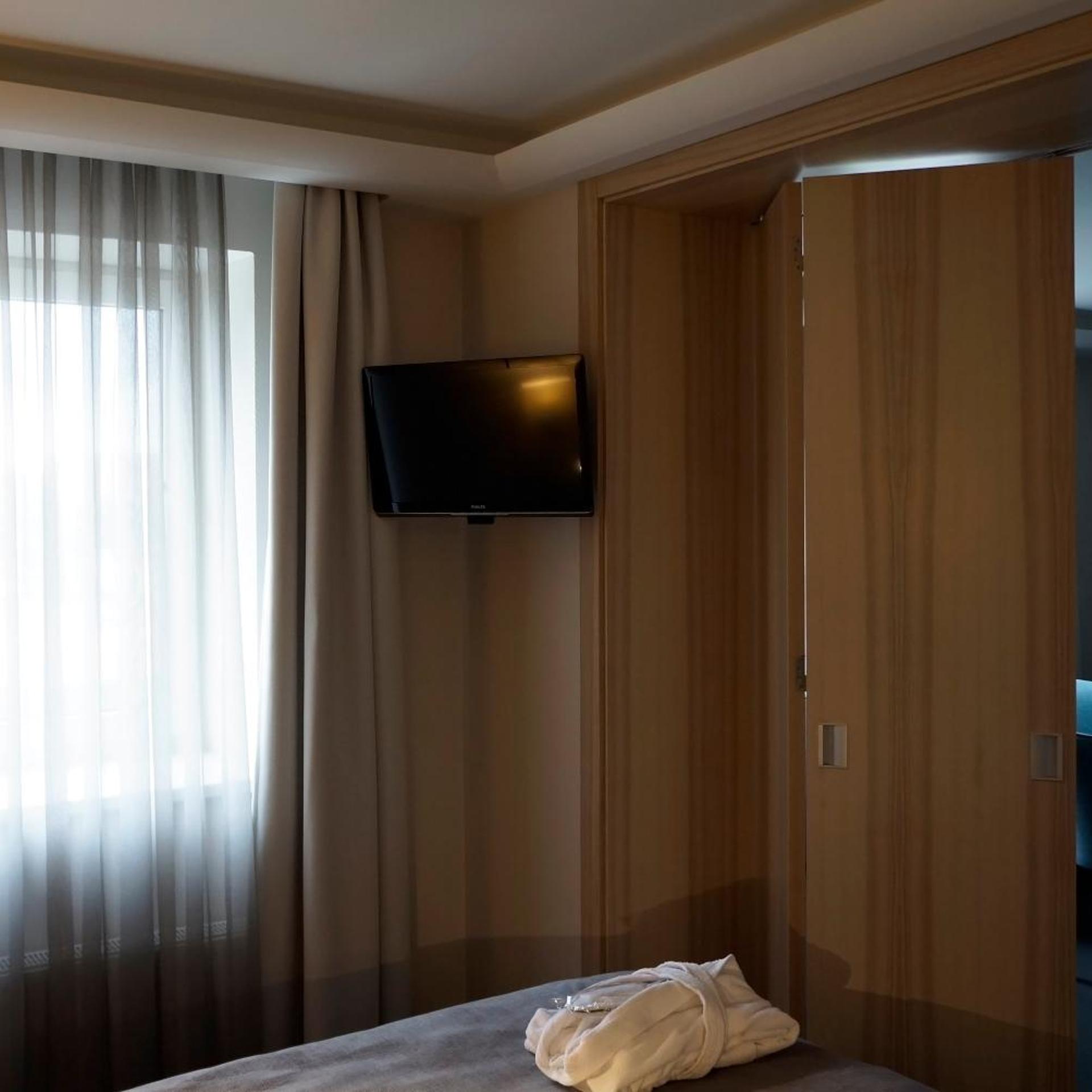 جناح، Amrita Hotel 6/10