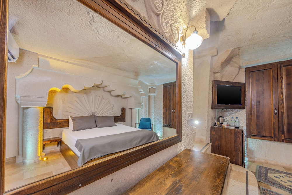 CASTLE CAVE HOUSE 13/50
