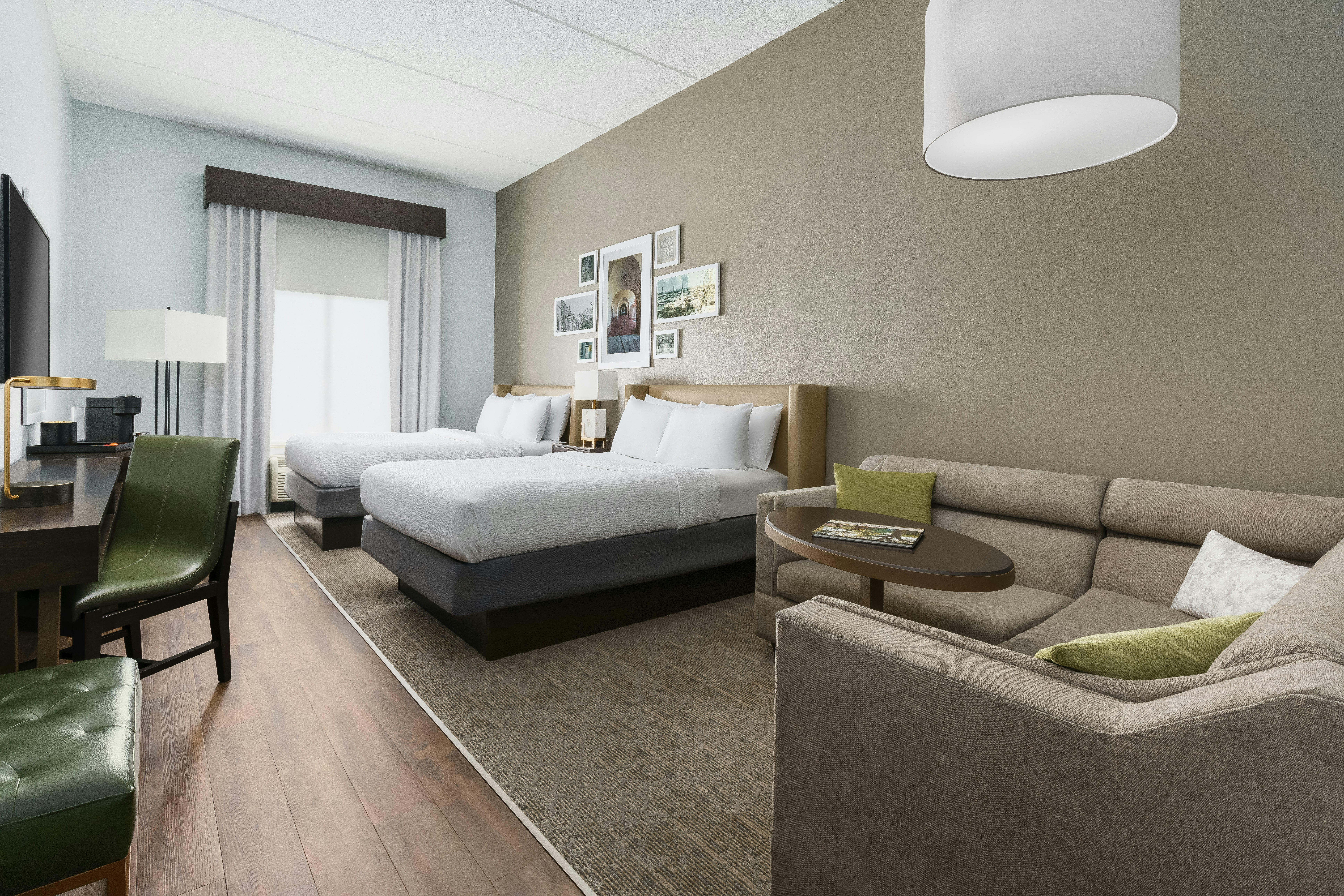 studio, 2 queen beds