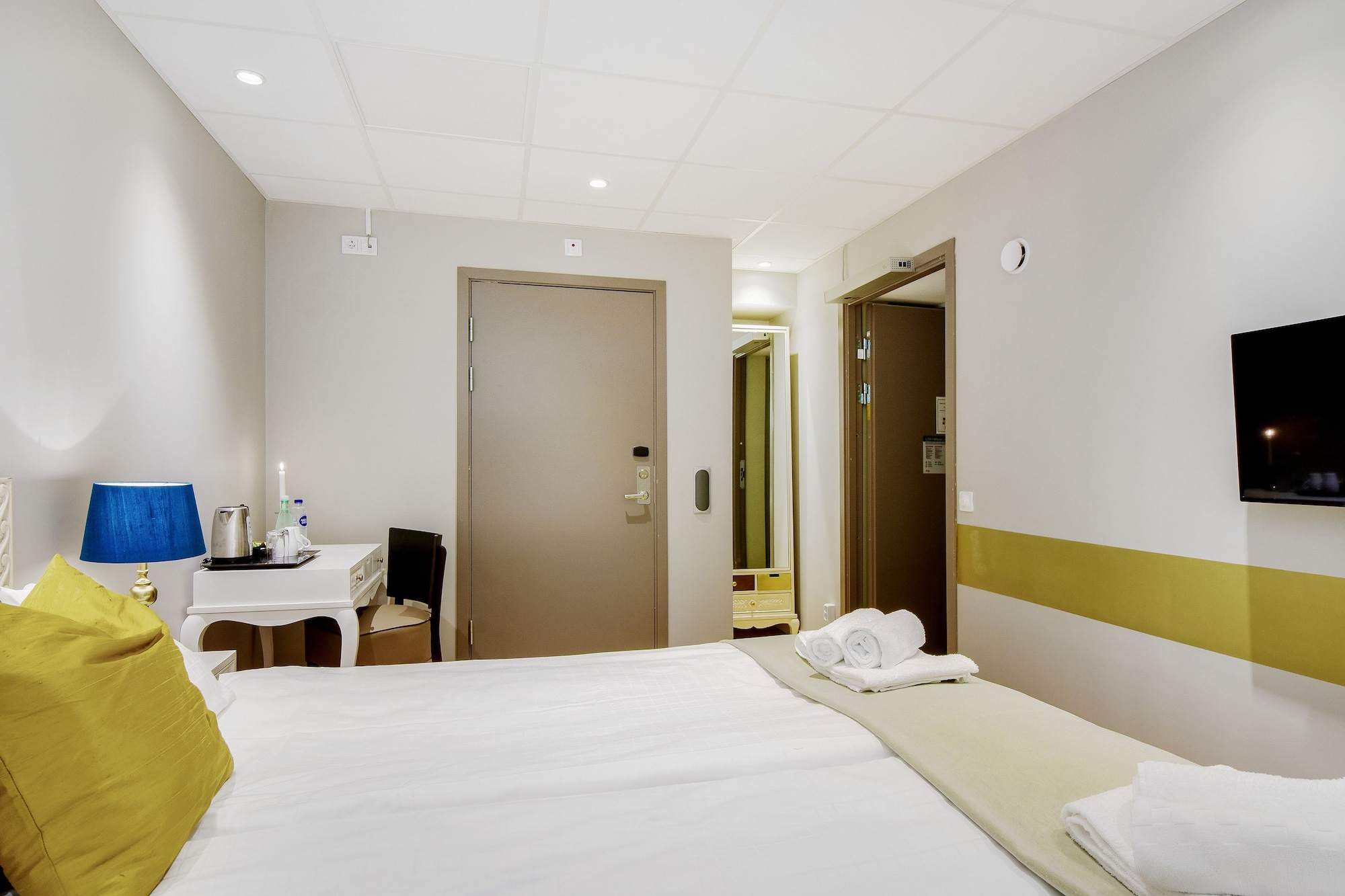 ROOM, TWIN BEDS