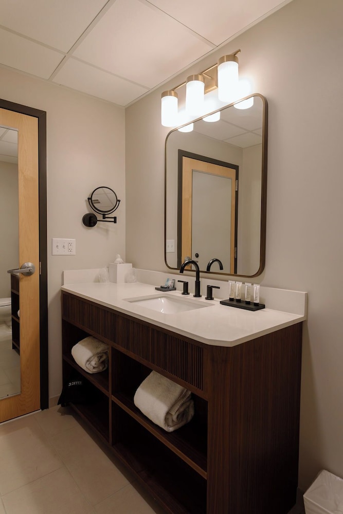 غرفة بسرير كوين، Wylie Inn And Conference Center At Endicott College 7/8
