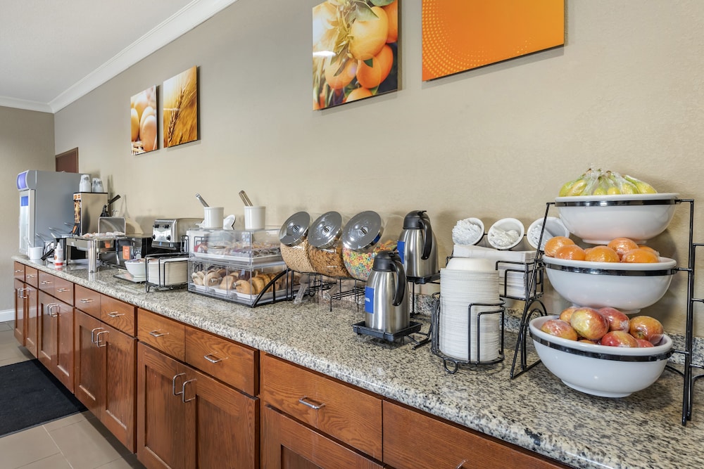 Comfort Inn & Suites Muncie Near University 23/24