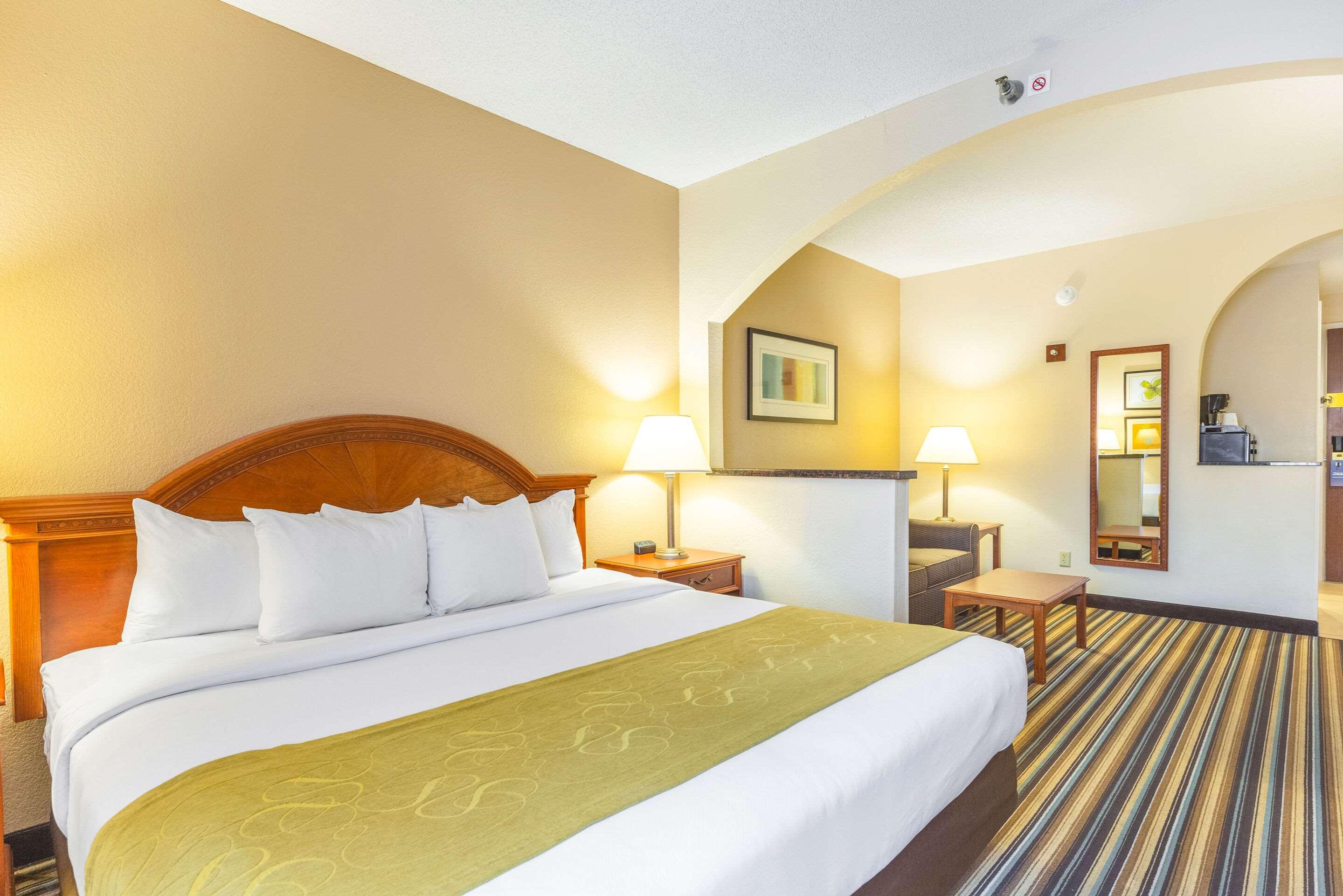 SUITE, KING BED
