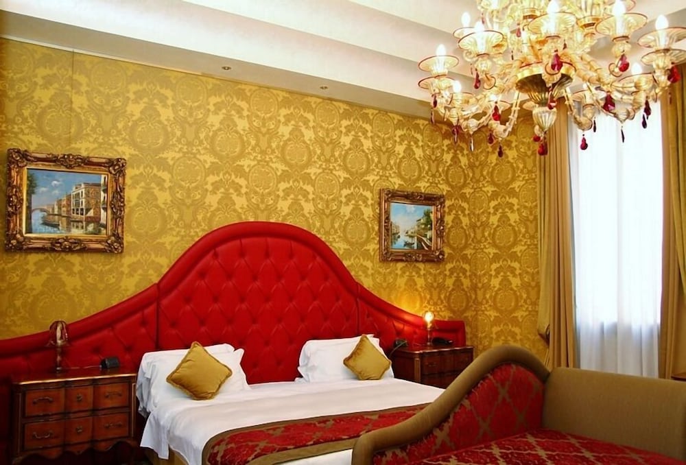 Pesaro Palace 33/60