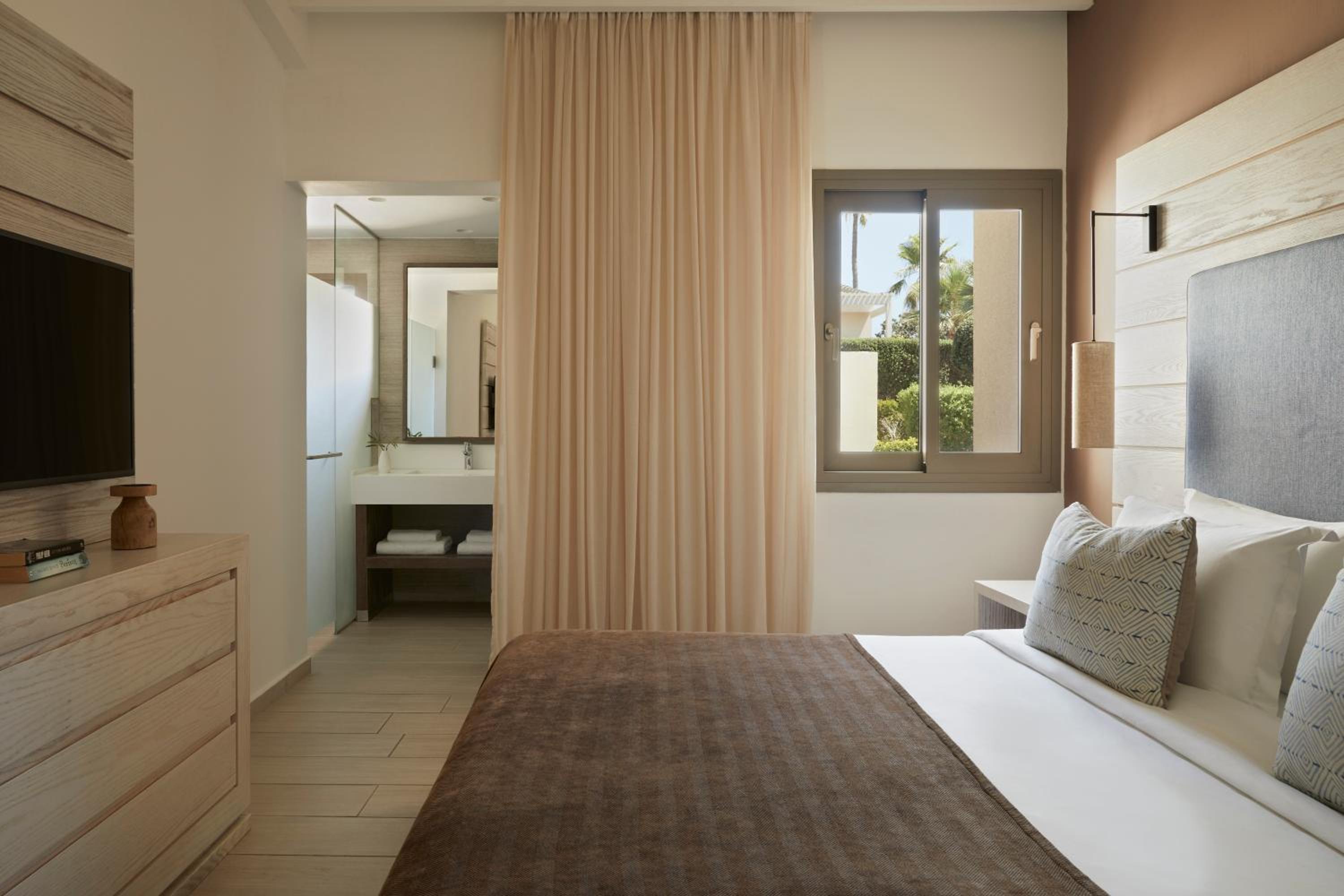 2 Bedrooms, Swim Up, Suite, Bungalow, Pool View, Bathtub