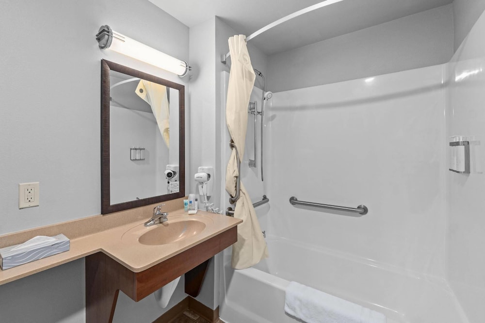 غرفة بسرير كوين لذوي الإعاقة، MainStay Suites Spokane Valley, WA 5/8