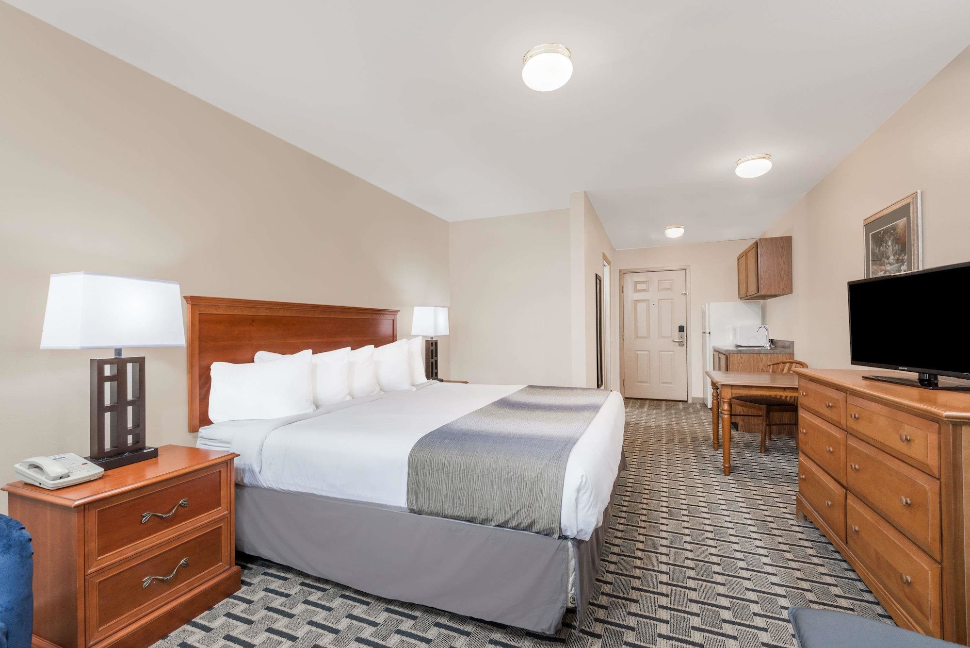 Efficiency, Queen Bed