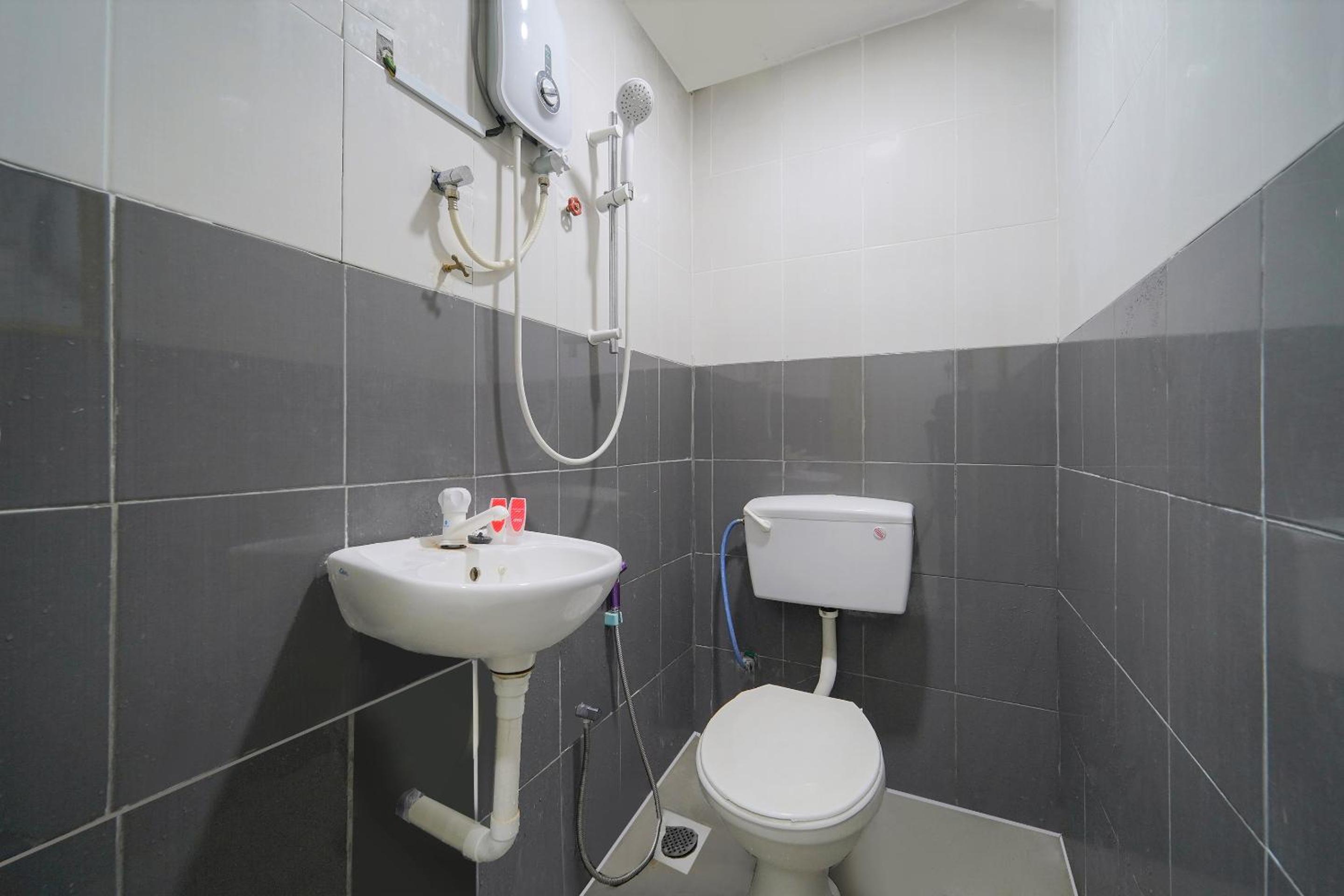 OYO 89820 Sp Berlian Inn 21/21