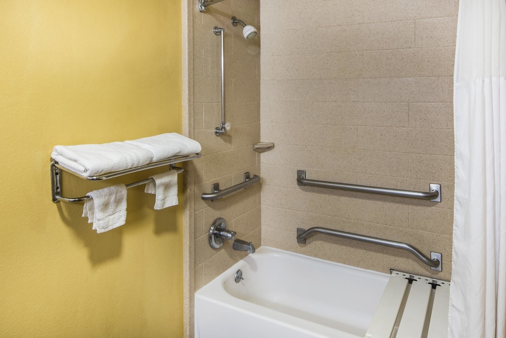 Days Inn By Wyndham Oak Grove/Ft. Campbell 15/32