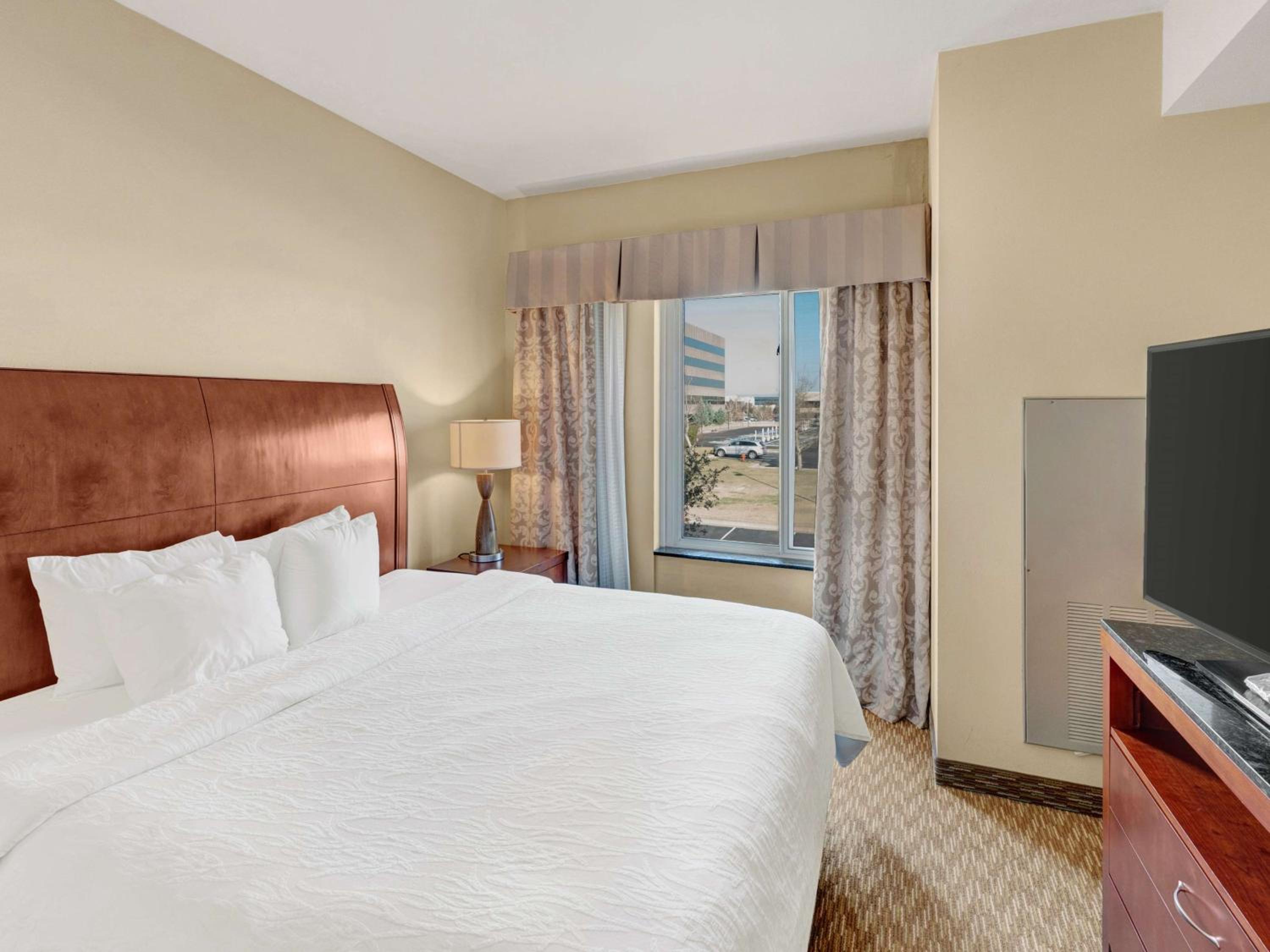 JUNIOR SUITE, KING BED