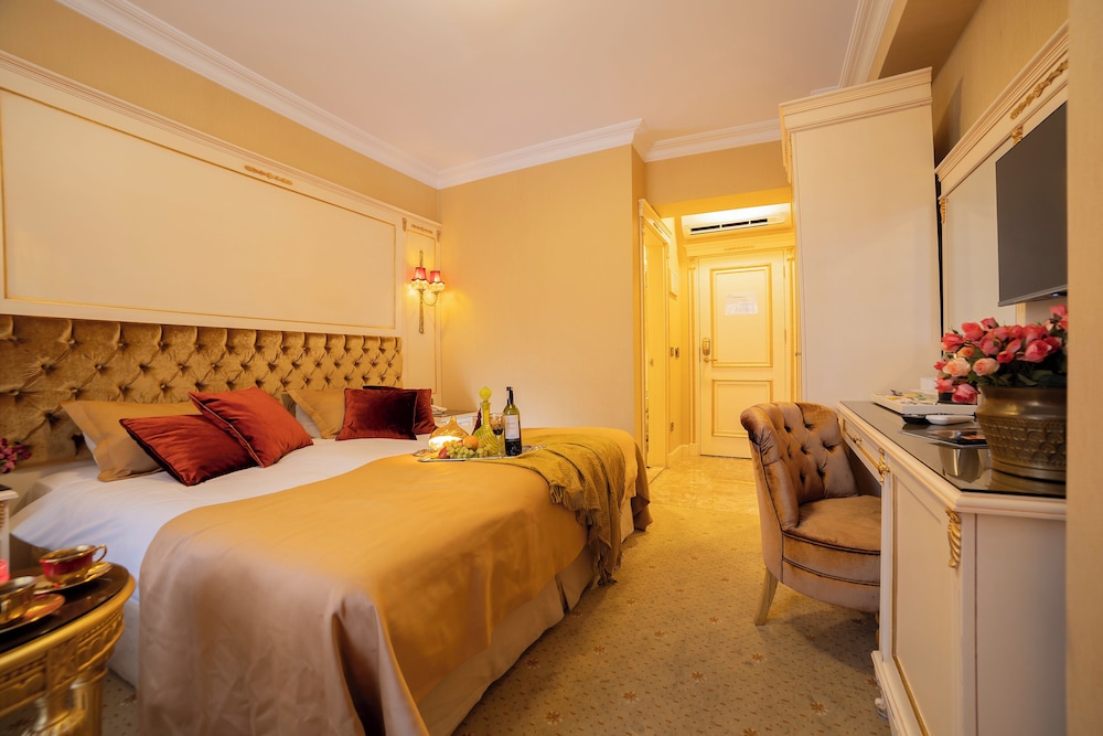 DELUXE, DOUBLE OR TWIN BED
