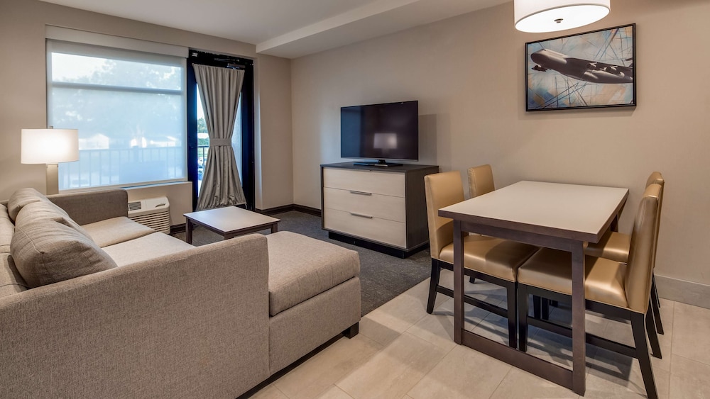 Best Western Plus Executive Residency Rigby's Water World Hotel 21/44