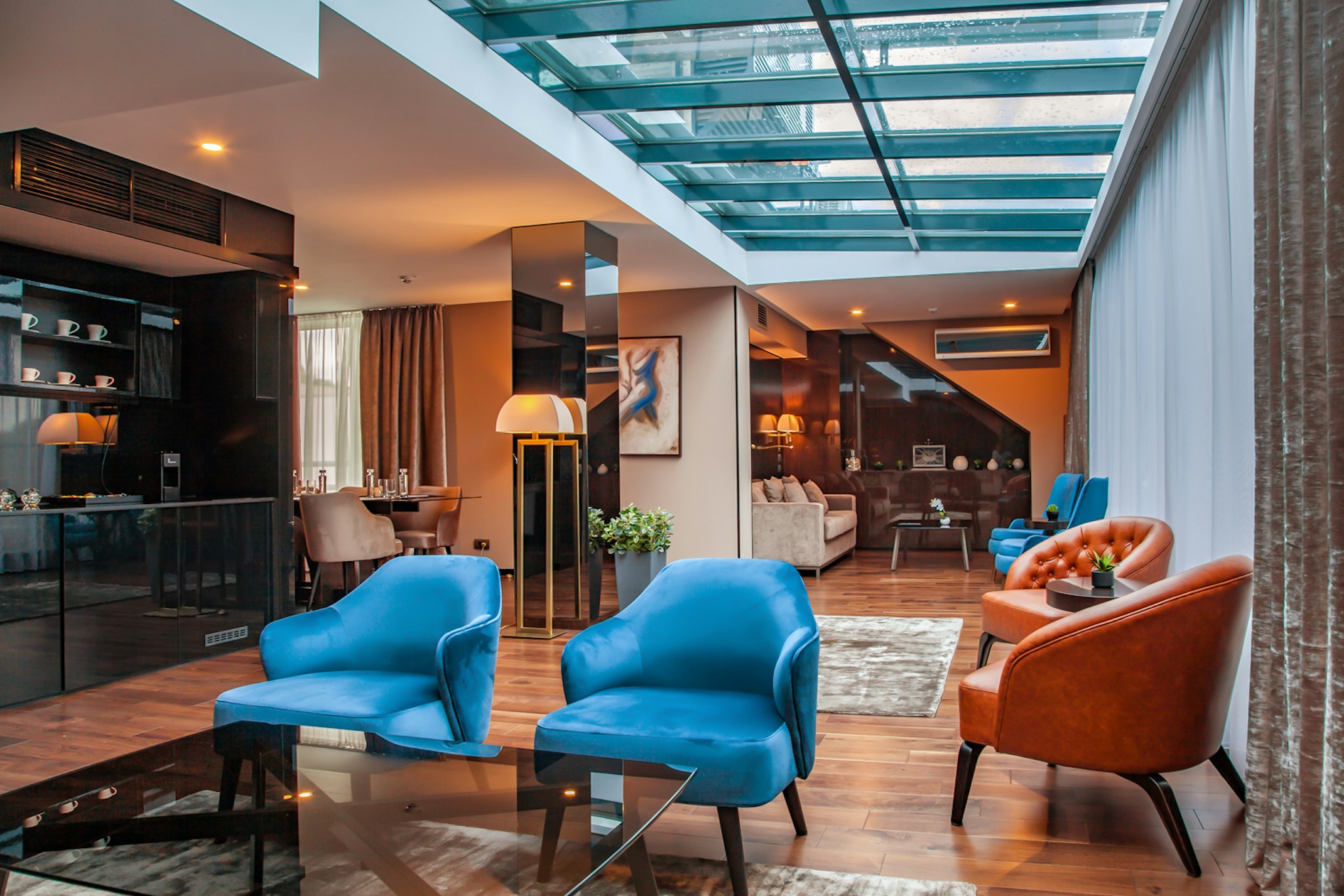 EXECUTIVE, SUITE