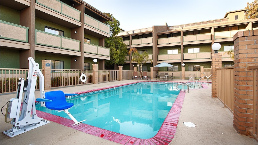 Best Western Plus Forest Park Inn 5/53