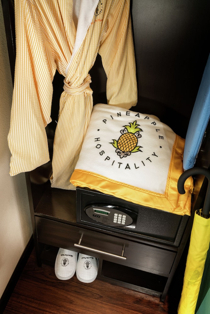Staypineapple At The Maxwell Hotel 13/50
