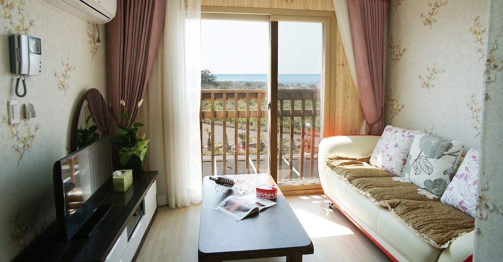 ROOM, DOUBLE BED