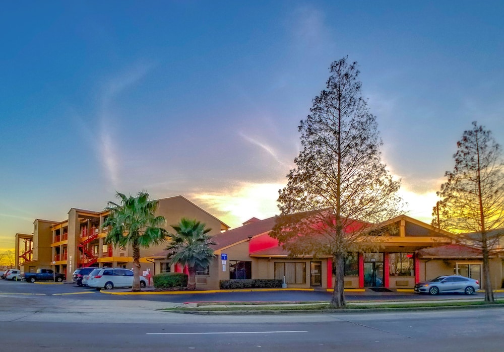 Howard Johnson by Wyndham Houston Hobby Airport 5/61
