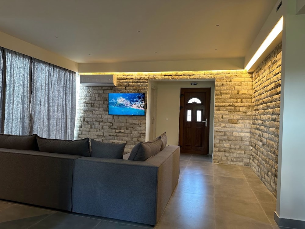 Aqua Luxury Suites 56/76