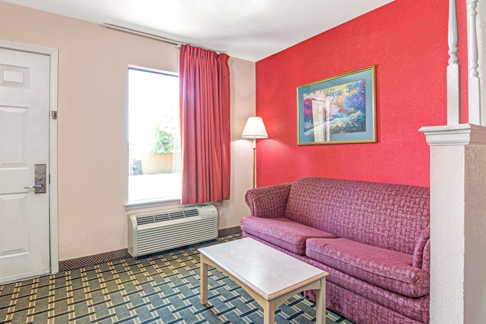 Days Inn & Suites by Wyndham Osceola AR 15/19