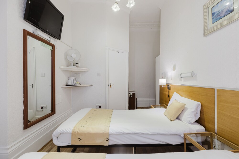 Falcon Hotel 26/50