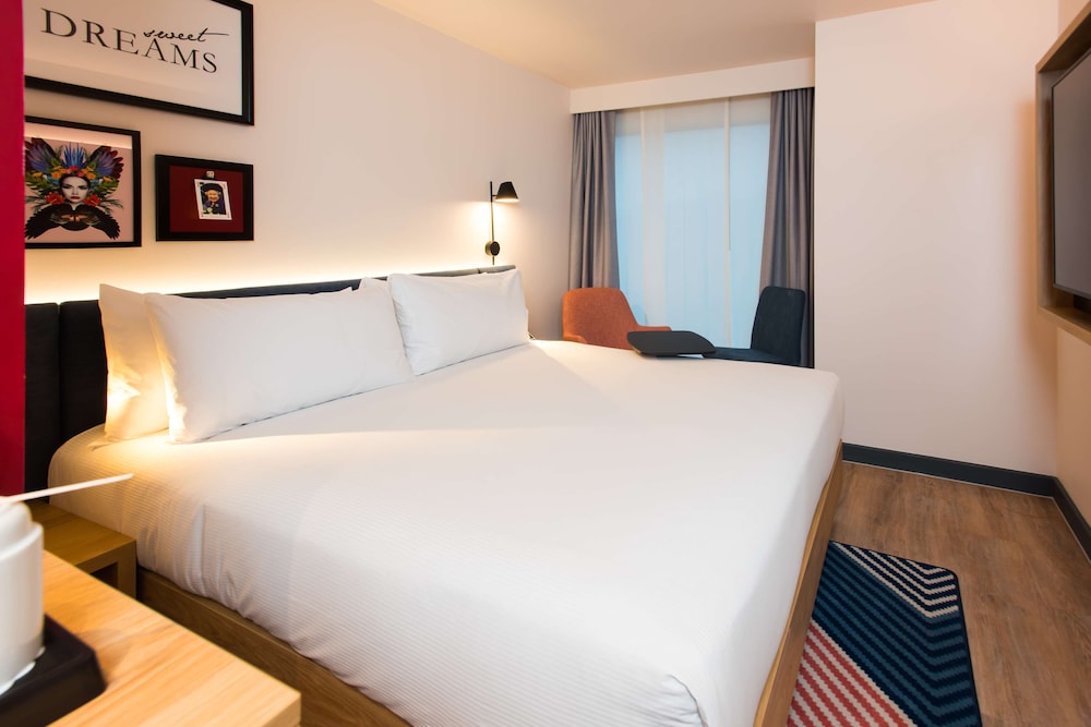 ROOM, QUEEN BED