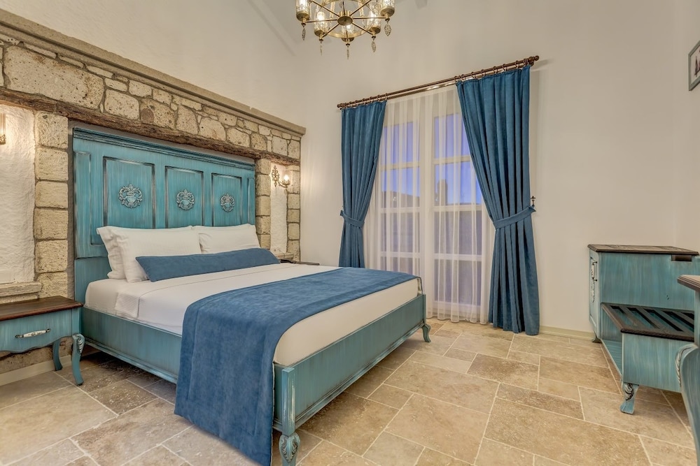 DELUXE, QUEEN BED, CITY VIEW, BALCONY