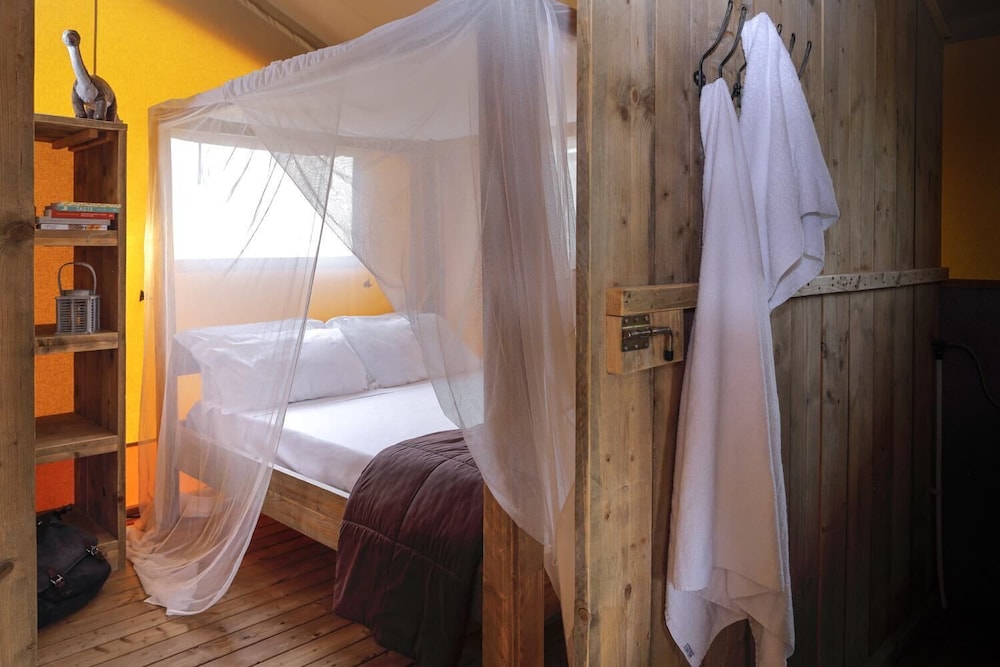 3 BEDROOMS, TENT