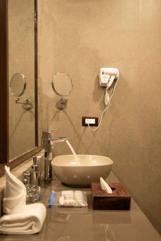Kashi Anandam Signature Collection by Eight Continents 30/33
