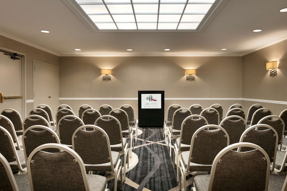 DoubleTree by Hilton New York LaGuardia Airport 49/54