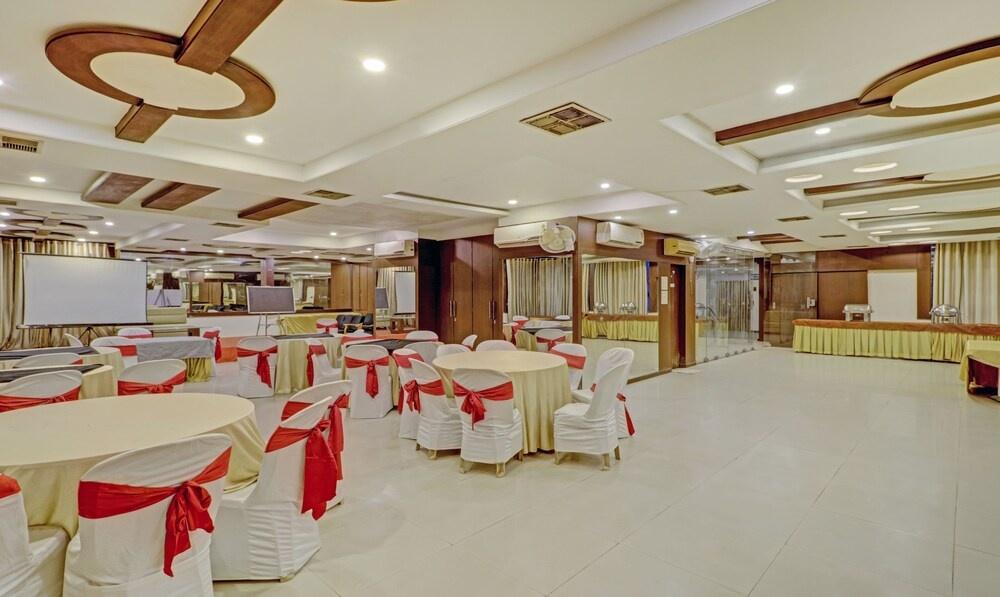 Oyo 5408 Loharkar's Family Hotel 34/34