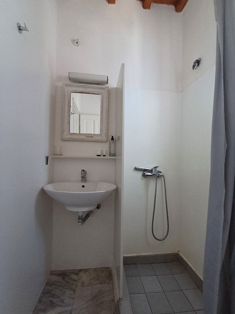 Manos Rooms 45/50