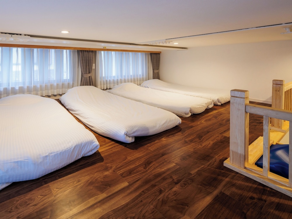 MEZZANINE, 5 FUTON BEDS