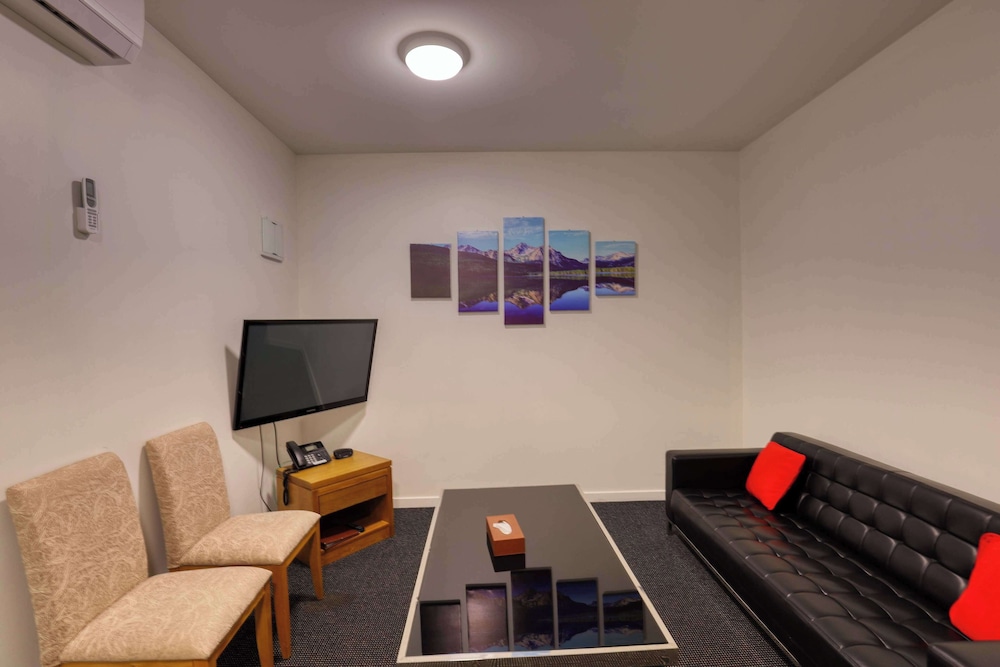 Ramada by Wyndham Hamilton City Center 35/50