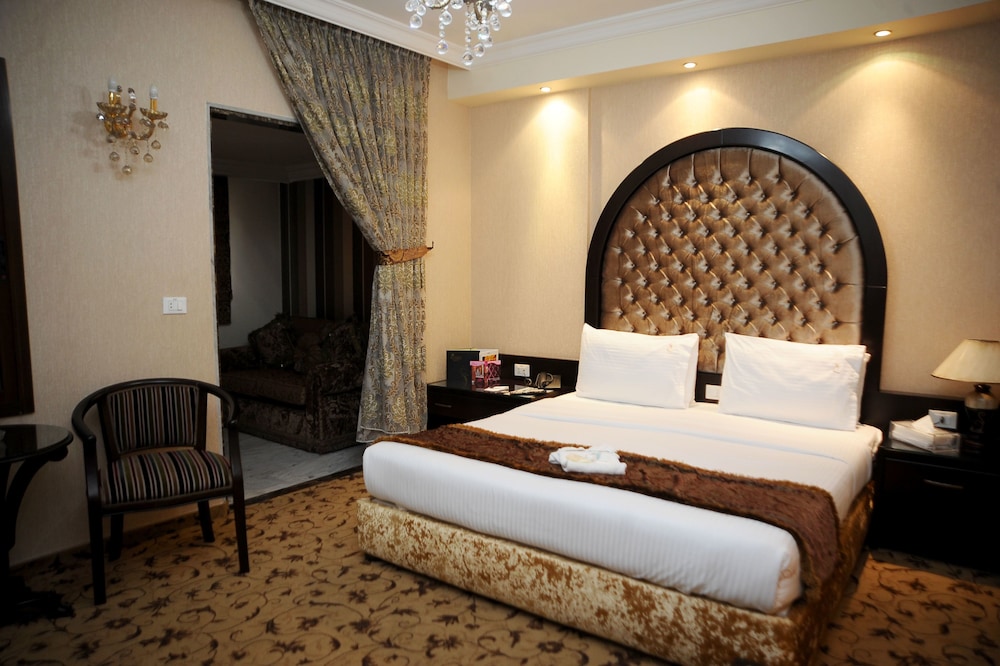 QUEENS SUITE HOTEL 19/61
