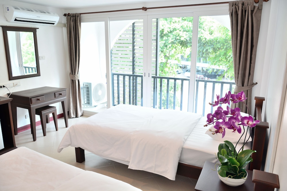 DELUXE, TWIN BEDS, BALCONY