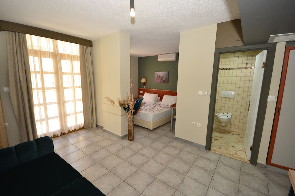 Greenmar Apartments 9/42