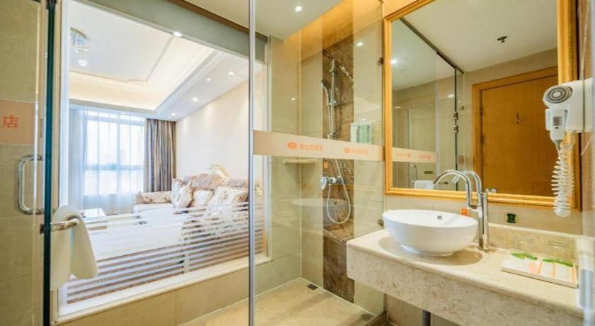 Vienna Hotel (Chengdu Xinfan Furniture City) 53/54