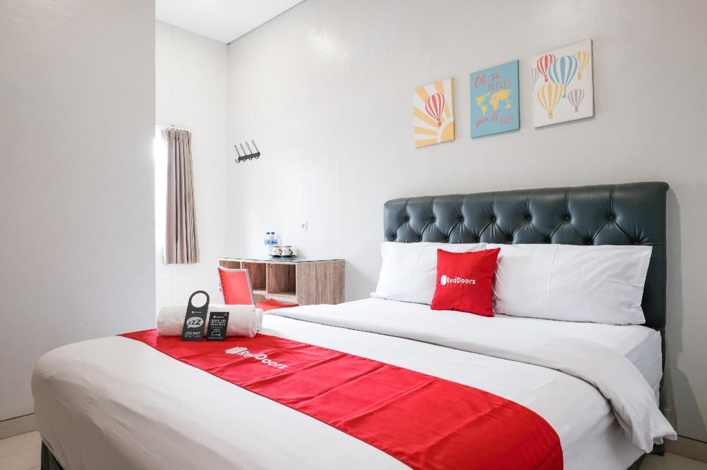 RedDoorz near Ciputra Golf Surabaya 10/50