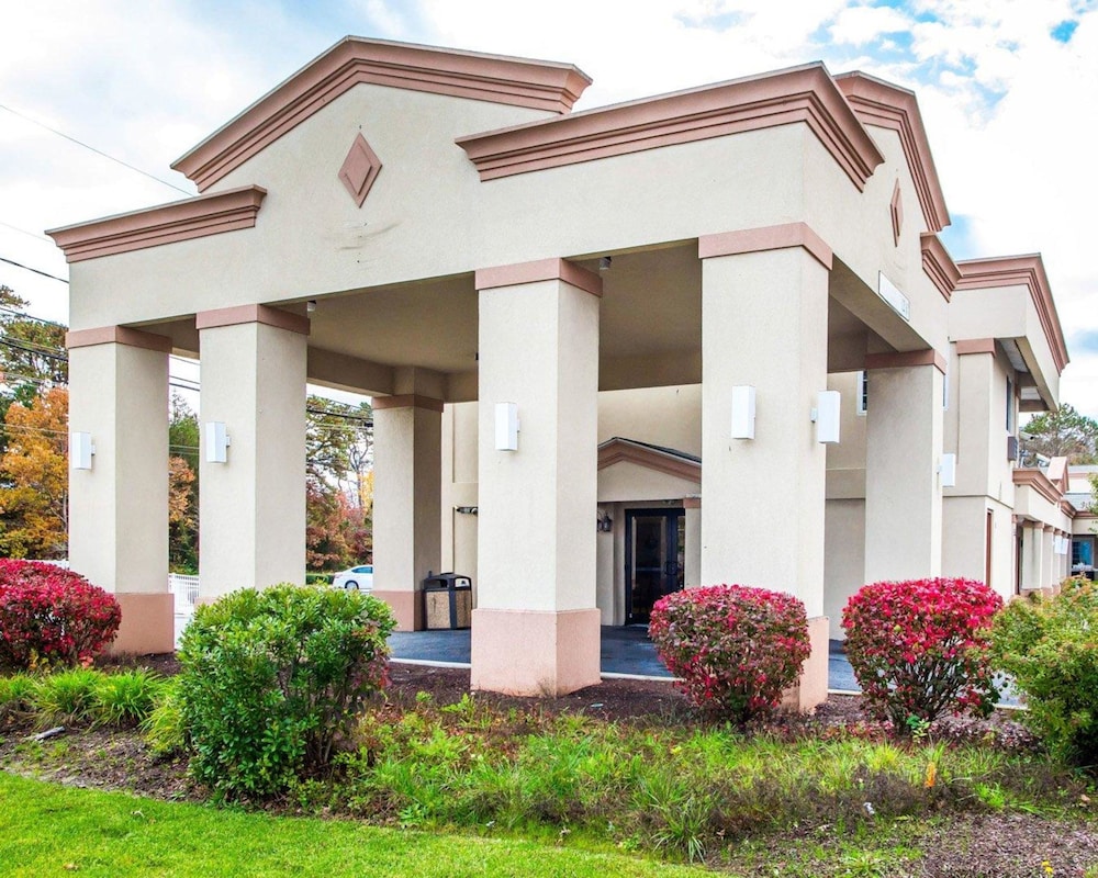 HIBISCUS Inn & Suites 1/43