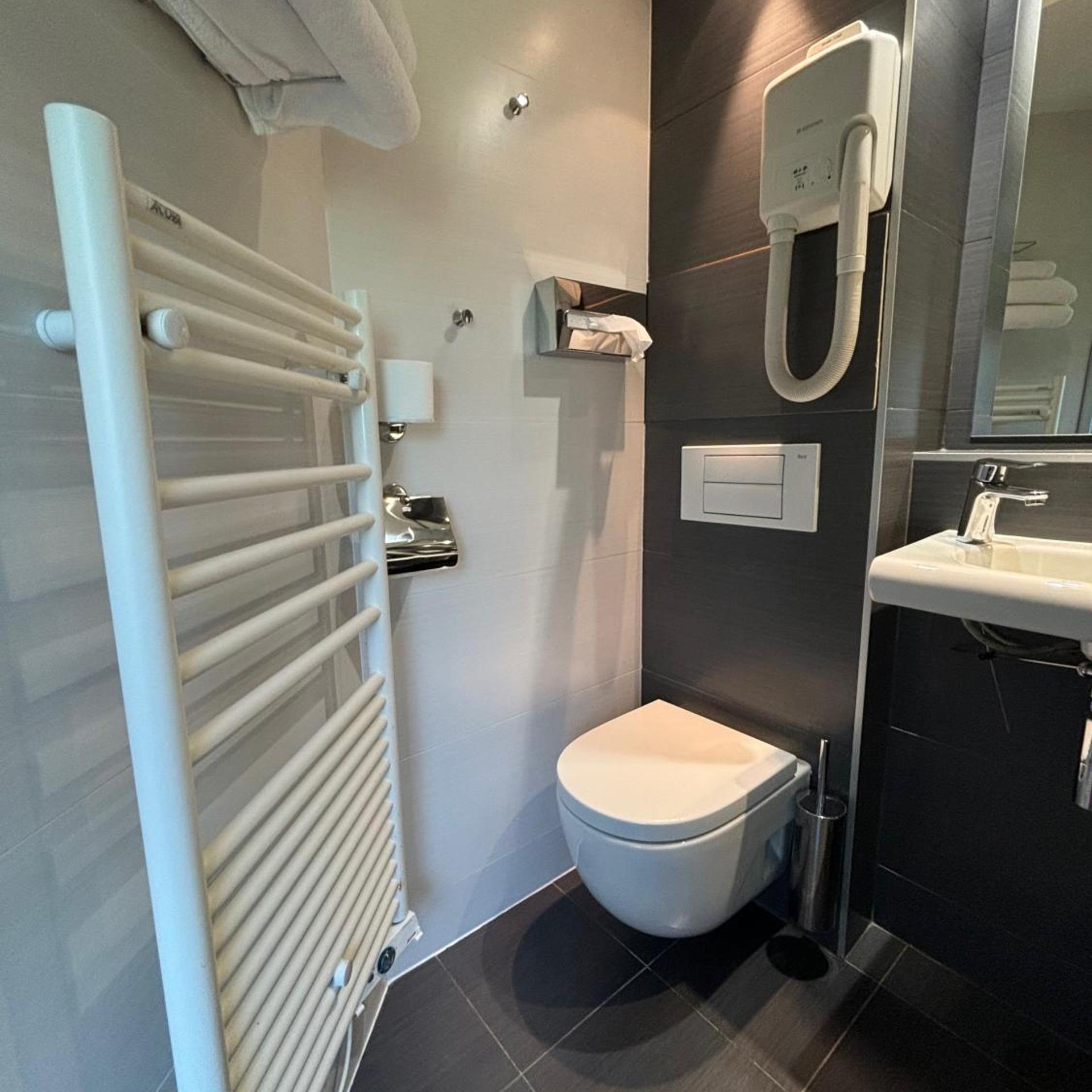 غرفة ثلاثية بسرير مزدوج وسرير فردي، KYRIAD BORDEAUX - LORMONT 8/10