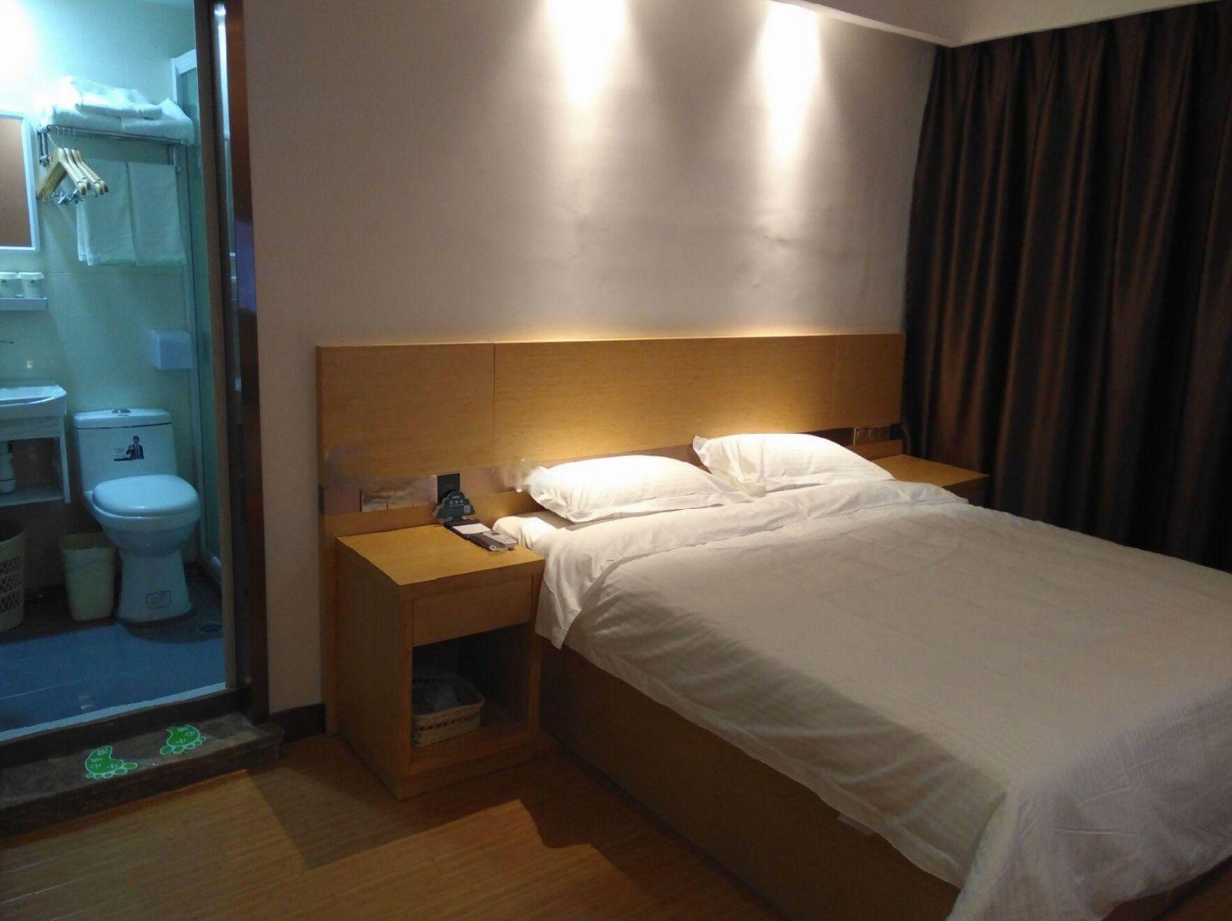ROOM, DOUBLE BED