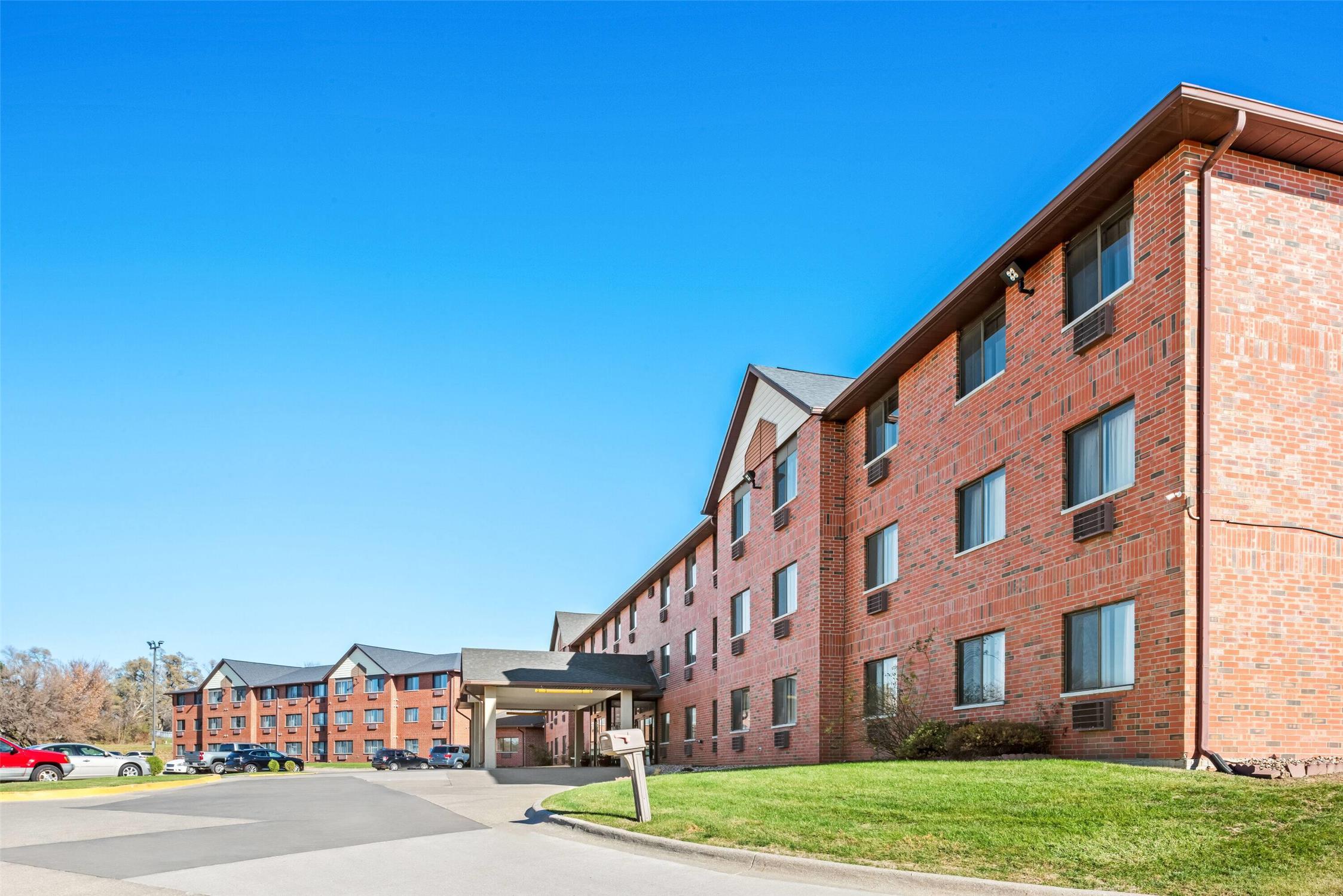 Days Inn & Suites By Wyndham Des Moines Airport 37/40