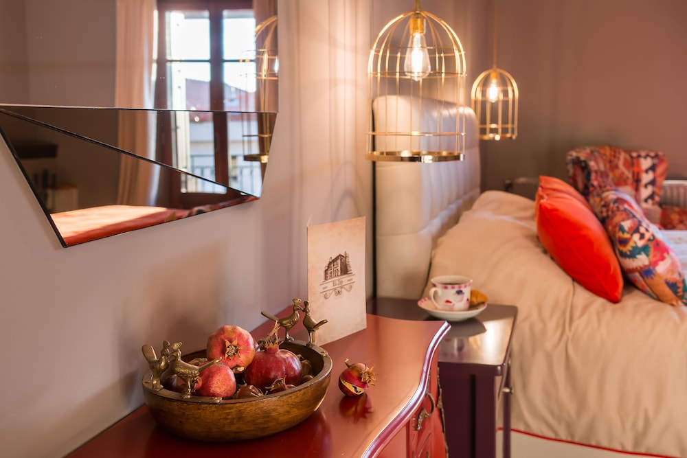 Ef Zin Studios and Suites 33/43
