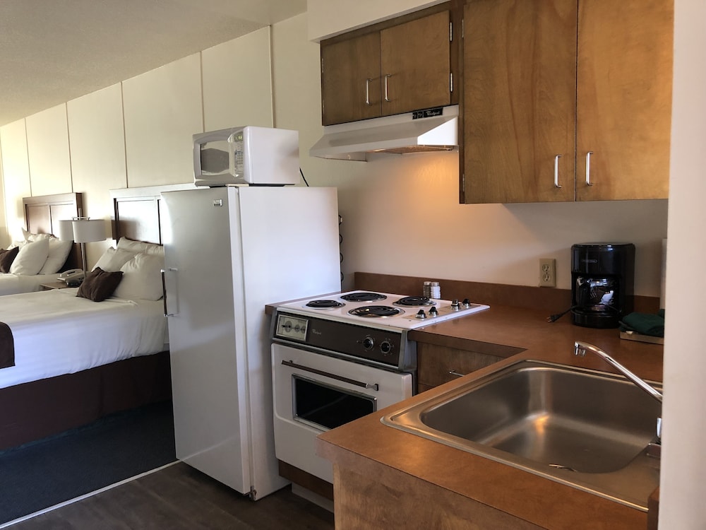 Ester Lee Motel 50/50